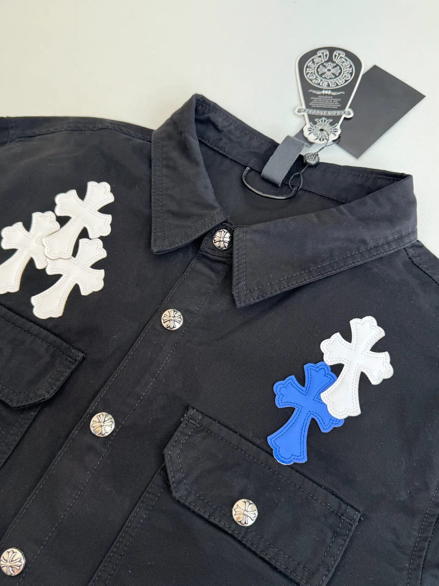 P590 Chrome Heart*/Chrome Heart CH leather workwear denim jacket, originally purchased for HK26,680, is a new series developed over the past 25 years. It is made of high-ounce twill denim fabric (the color is exclusive blackish blue, distinguishing it from pure black on the market), and the two-color cross is made of artificial leather (all individually dyed, with the same texture and no color difference). The stitch length, thread color, and wiring of the car are exactly the same. The inner leather is made of first-layer calfskin, with regular cross stitching, special machine sewing and edge stitching, 925 silver electroplated hardware, and consistent oxidation and distressing effects.  Size：S/M/L